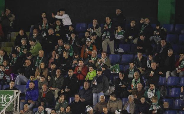 Imagen. Aficionados que acudieron el sábado a la Tribuna Este del Sardinero.