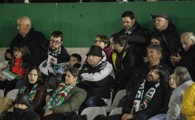 Imagen. Seguidores racinguistas en la Tribuna Sur de los Campos de Sport.