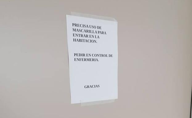 Como en el resto de las plantas del complejo hospitalario, en la 7 también es necesario pedir en el control de enfermería las mascarillas requeridas para acceder a algunas habitaciones. 