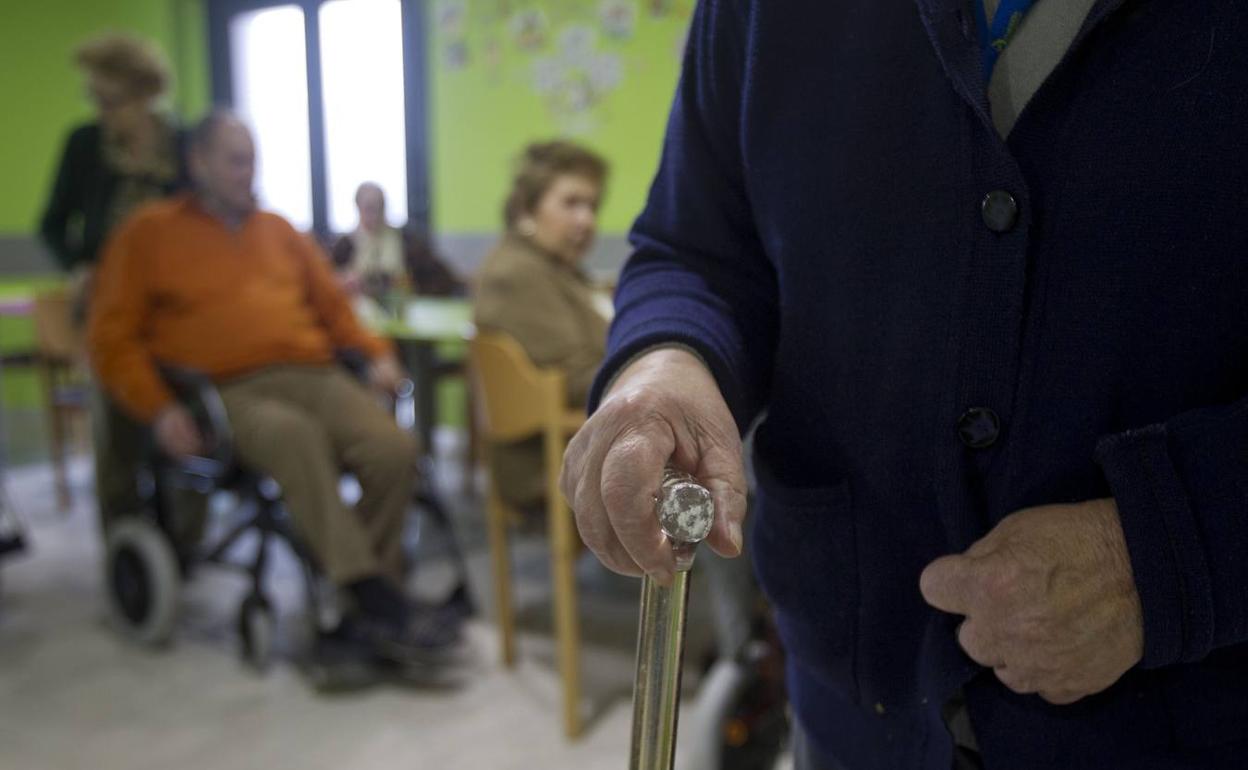 Cantabria es la comunidad que más invierte en dependencia, con 215 euros por habitante y año