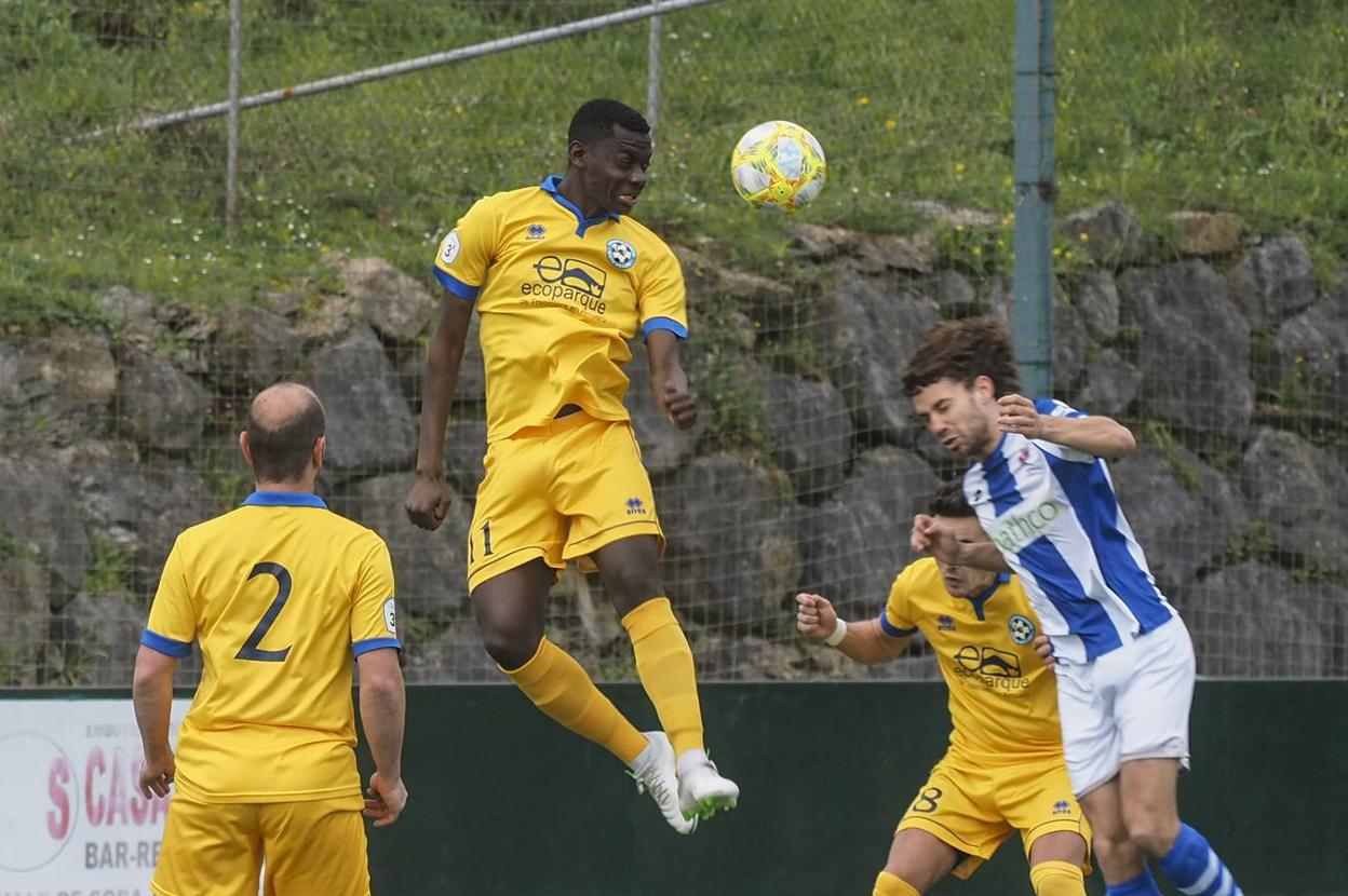 Ousmane, autor del gol del Siete Villas, salta al remate de cabeza ante sus compañeros Toño y Andrés y el gimnástico Luis Alberto. 