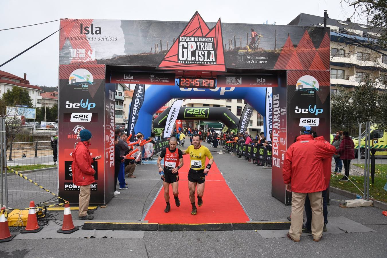 Fotos: Imágenes de la llegada del Trail Ecoparque Trasmiera que ganó Luis Alberto Hernando