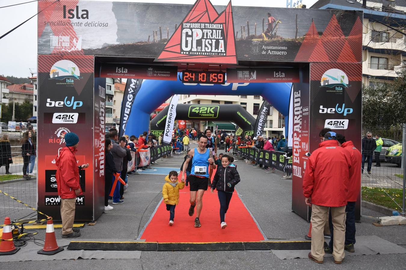 Fotos: Imágenes de la llegada del Trail Ecoparque Trasmiera que ganó Luis Alberto Hernando