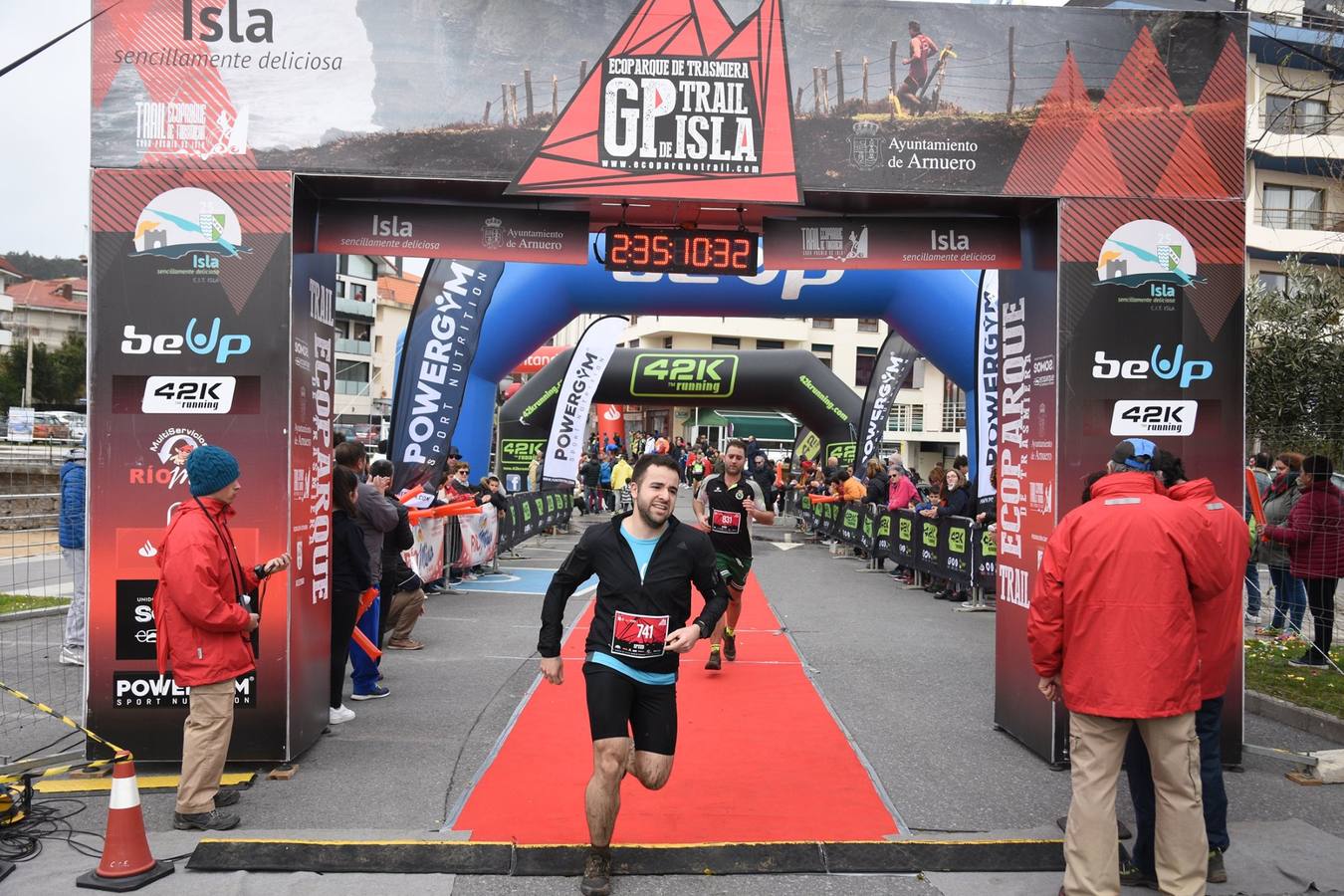 Fotos: Imágenes de la llegada del Trail Ecoparque Trasmiera que ganó Luis Alberto Hernando