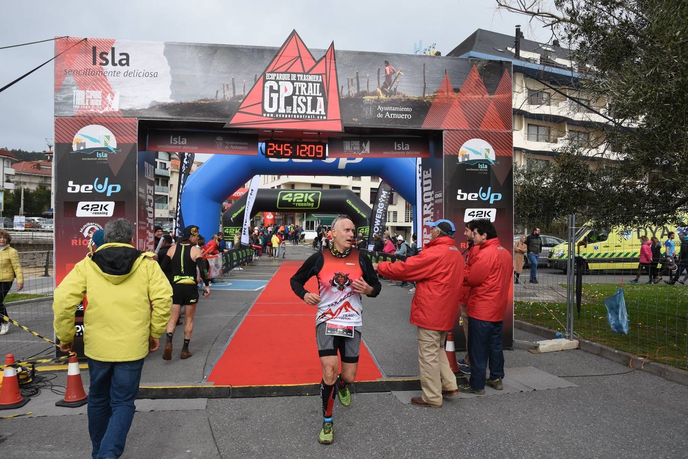 Fotos: Imágenes de la llegada del Trail Ecoparque Trasmiera que ganó Luis Alberto Hernando