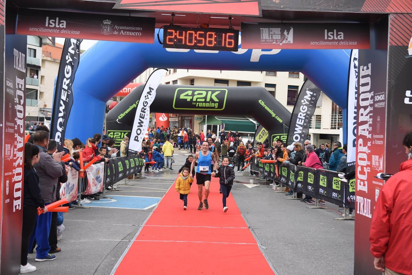 Fotos: Imágenes de la llegada del Trail Ecoparque Trasmiera que ganó Luis Alberto Hernando