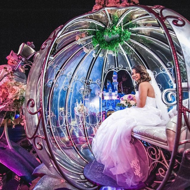 Disney, la factoría de los sueños, amplía su oferta para dar el 'sí, quiero' como una princesa de película y se inspira en Cenicienta, Blancanieves o Ariel