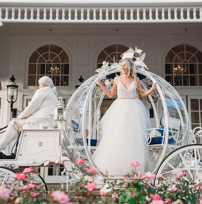 Disney, la factoría de los sueños, amplía su oferta para dar el 'sí, quiero' como una princesa de película y se inspira en Cenicienta, Blancanieves o Ariel