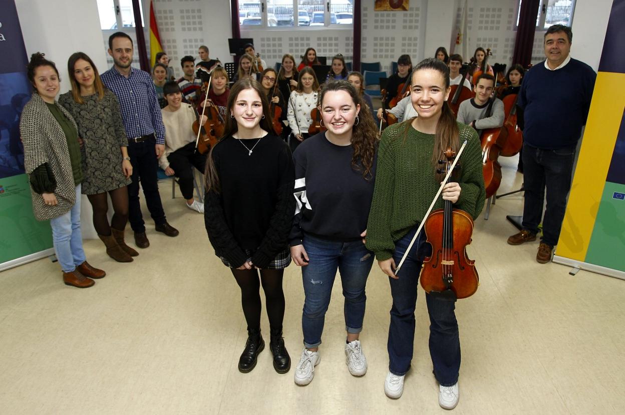 Las tres alumnas que participan en el primer viaje del programa Erasmus+, Ángela Agüeros, Cristina Ramos y Claudia Vidal, junto a sus compañeros y profesores del Conservatorio.