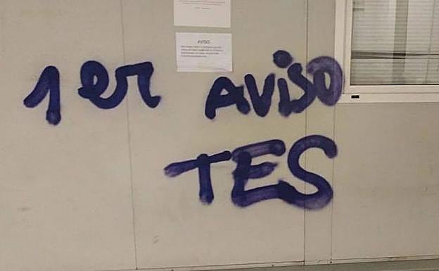 También han aparecido pintadas en la base de Laredo. 