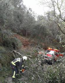 Imagen secundaria 2 - Bomberos del 112 en tres intervenciones que han protagonizado hoy en Laredo, una gasolinera de Arnuero y el monte Candiano en Voto