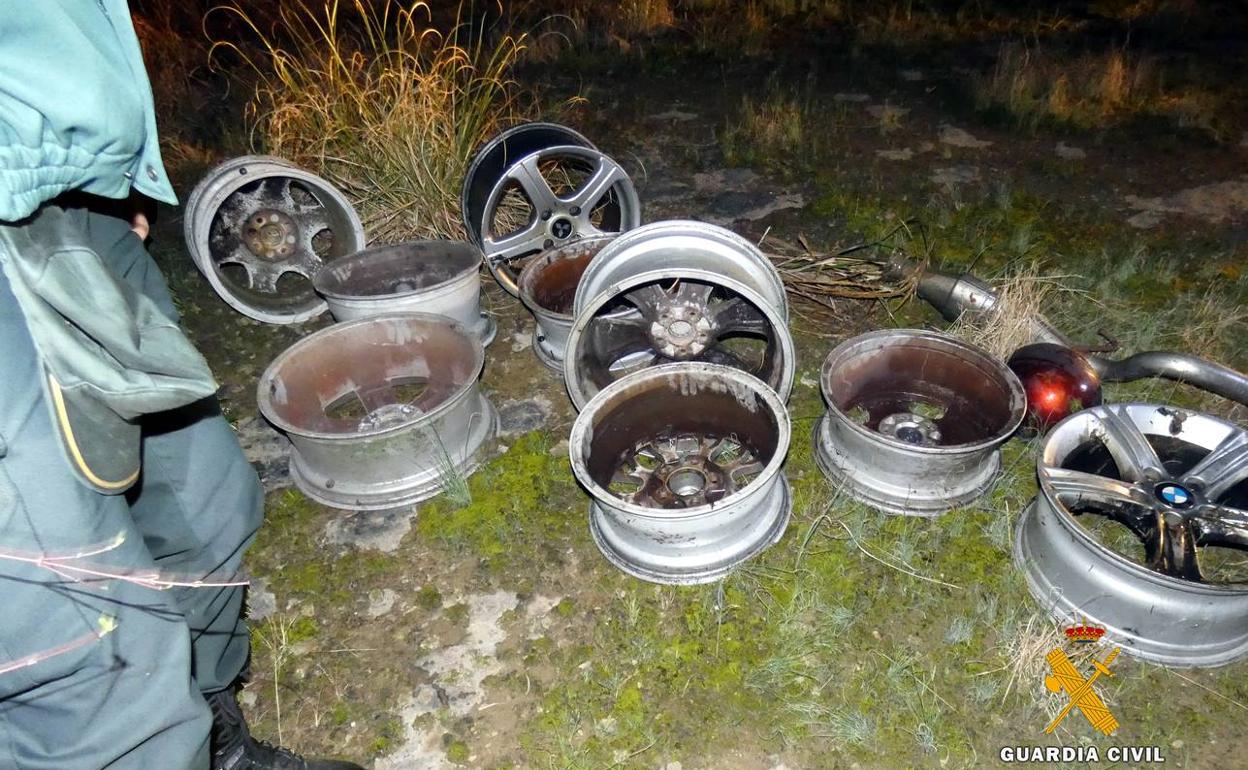 Dos detenidos, uno de ellos menor, tras robar medio centenar de llantas en Reocín