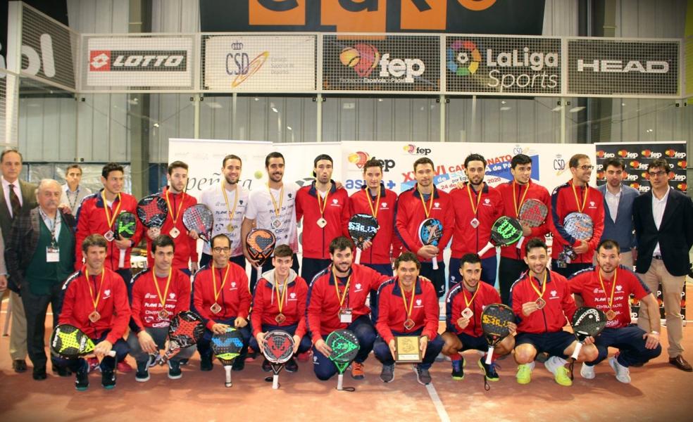 Los componentes del equipo Playa de Somo Central Pádel, tras la entrega de trofeos. DM