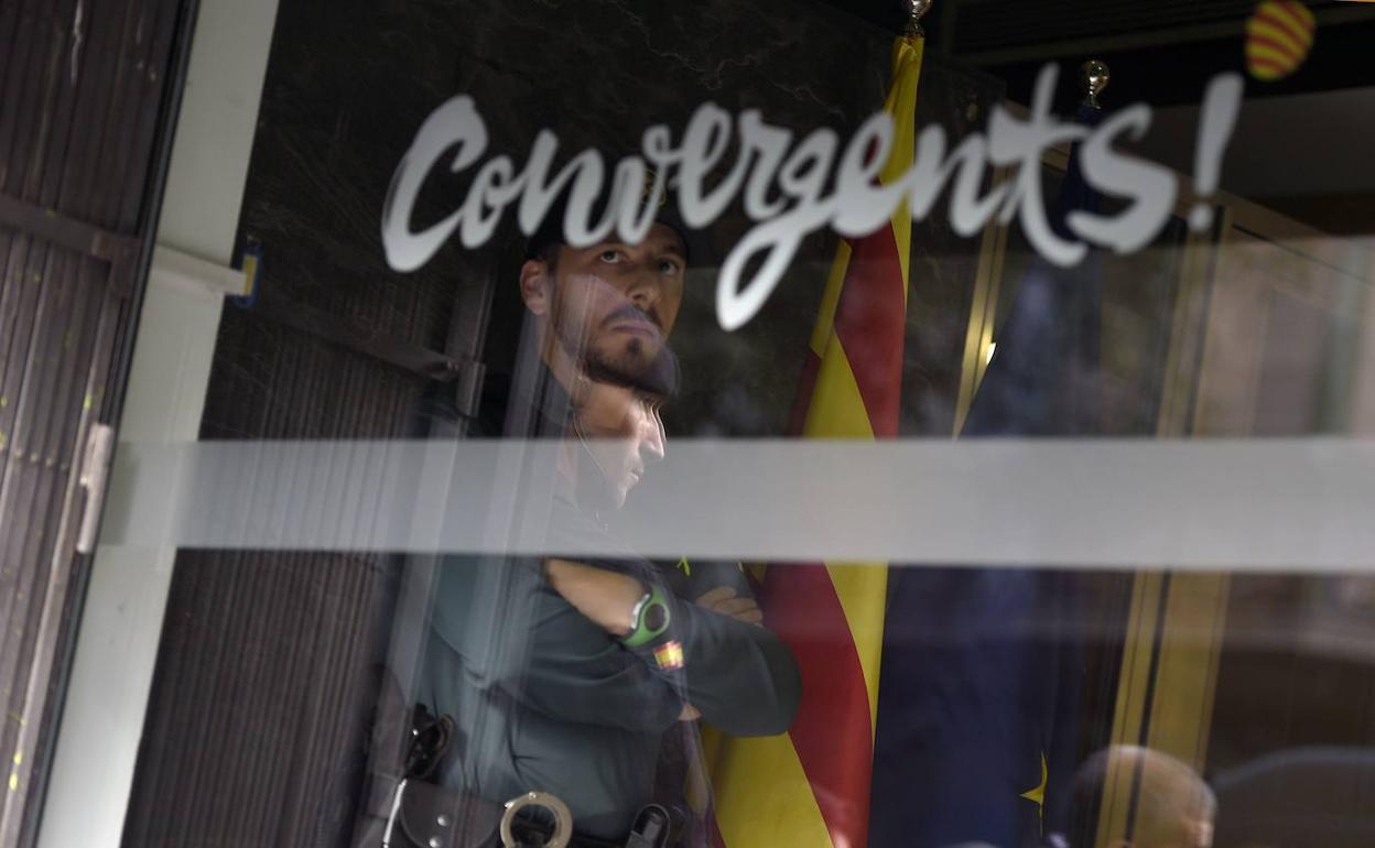 Agente de la Guardia Civil en el interior de la sede del Convergencia Democrática de Cataluña (CDC). 