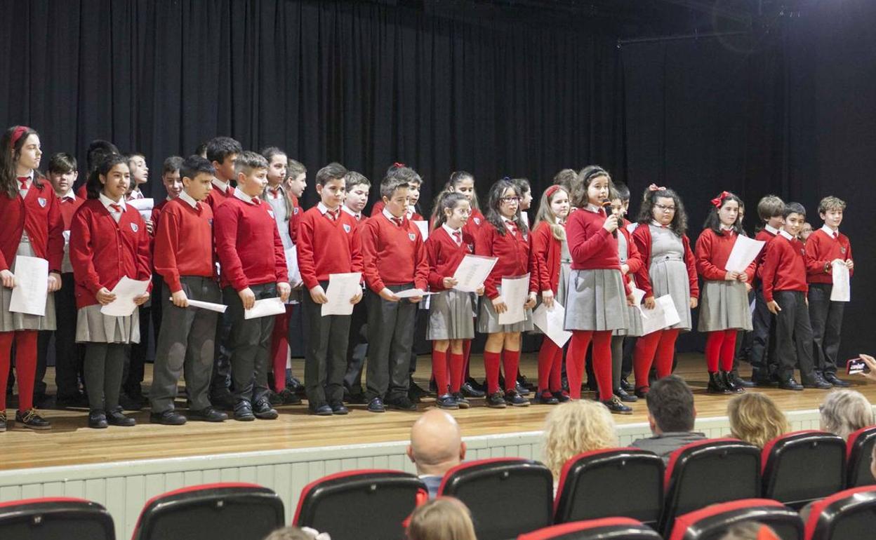 Los chavales del colegio Sagrada Familia de Herrera de Camargo, en el escenario.