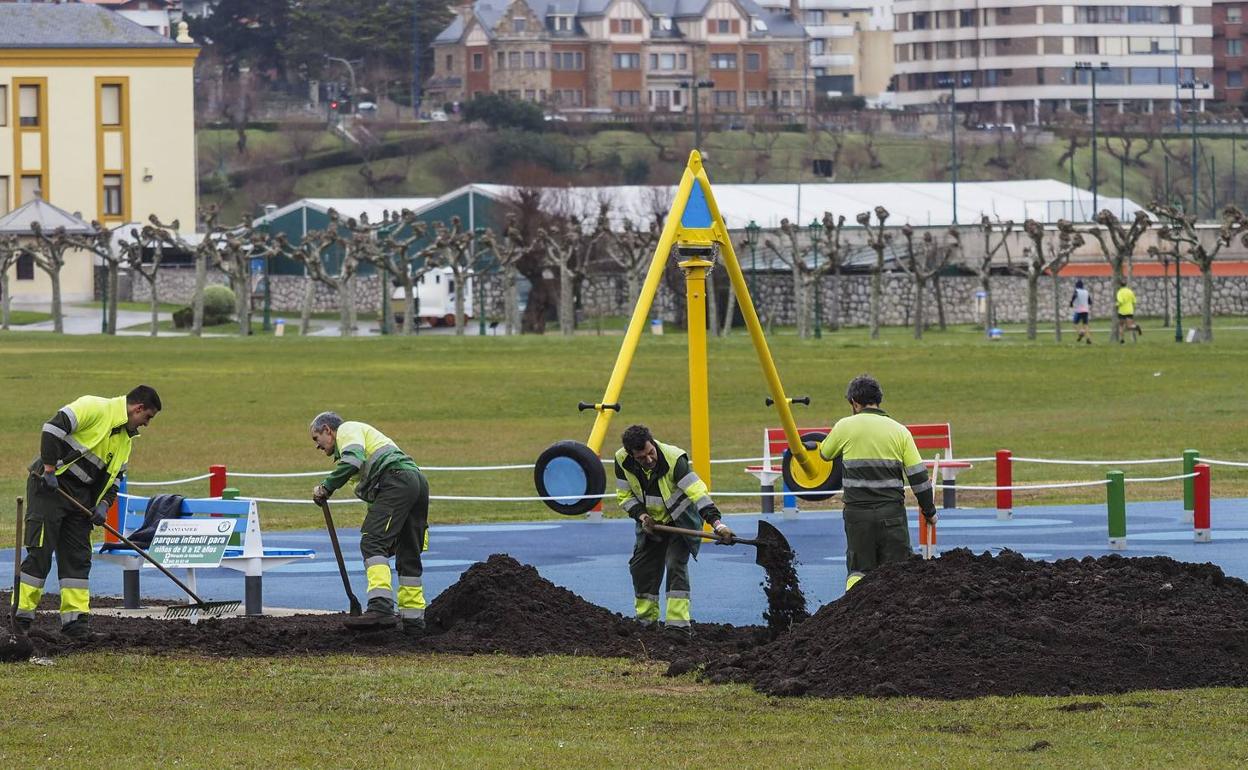 Los trabajadores de Parques y Jardines denuncian que no han cobrado la nómina de febrero