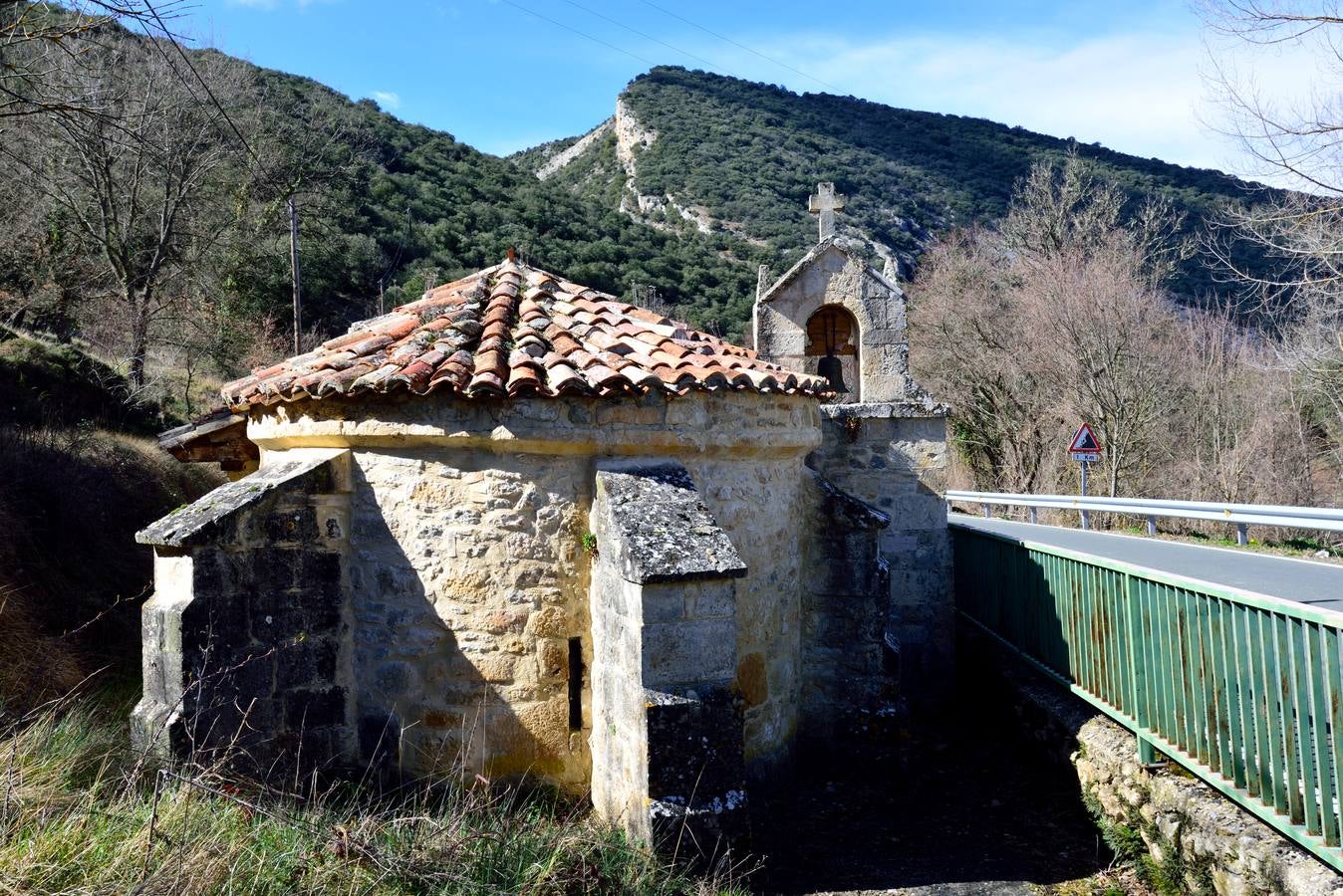 Iglesia románica de Escanduso, famosa por su pequeñez.