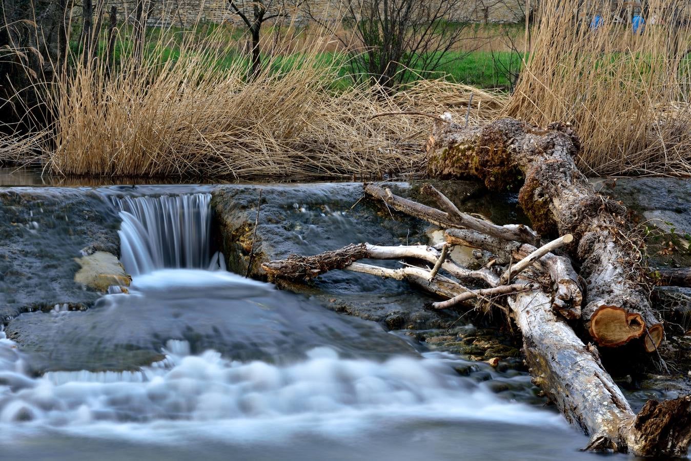 Pequeño salto de agua en el río Nela.