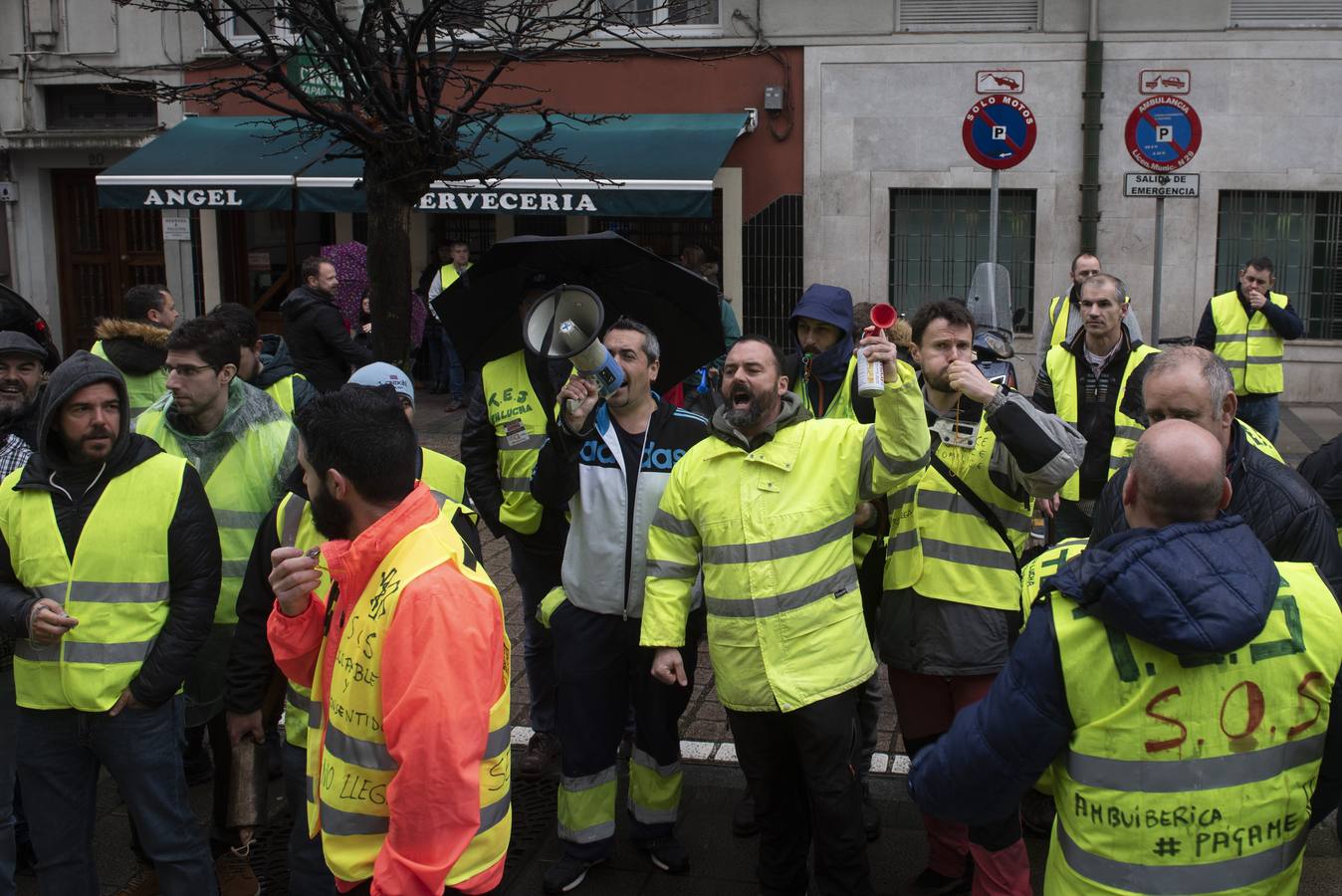 Una treintena de trabajadores de Ambuibérica ha protestado este jueves ante la sede del Gobierno de Cantabria para denunciar el «pésimo» servicio que se está prestando por la falta de personal en la empresa, que a su juicio debería sumar unos 80 efectivos más a los 400 que hay actualmente para que fuera «digno».