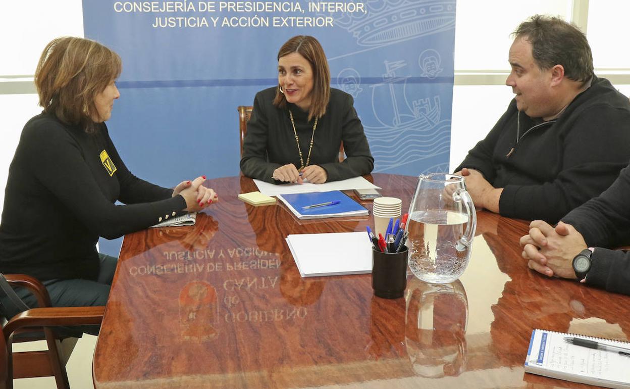 Reunión entre la consejera Fernández y el alcalde Santiago Mantecón.