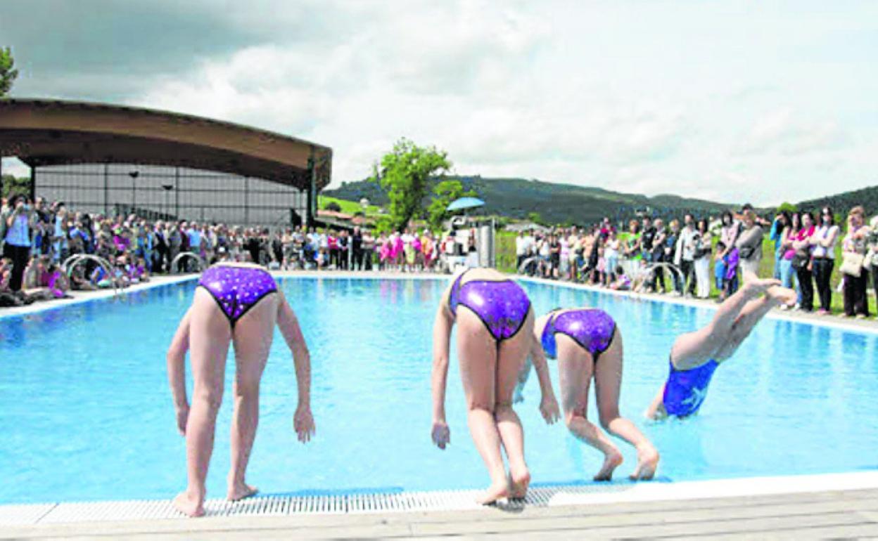 Usuarios, en la piscina municipal de Meruelo. 