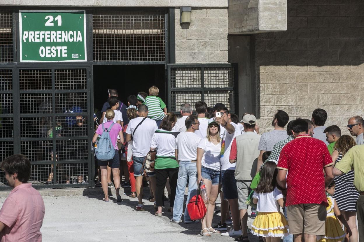 Público en los alrededores de los Campos de Sport