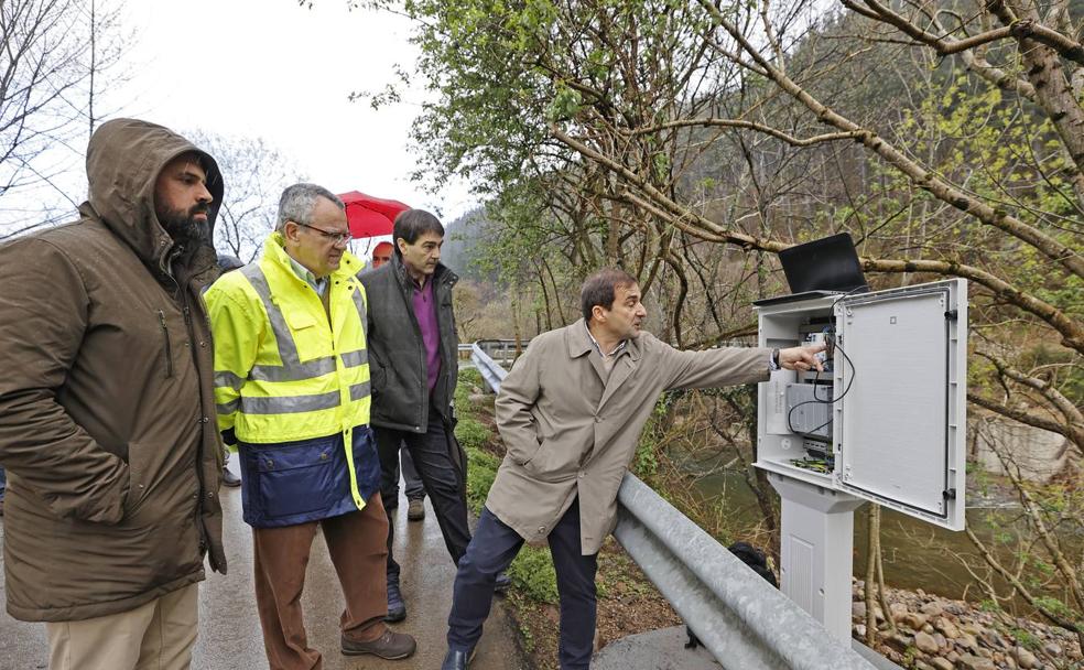 Un técnico muestra uno de los sistemas de control instalados en Fresneda