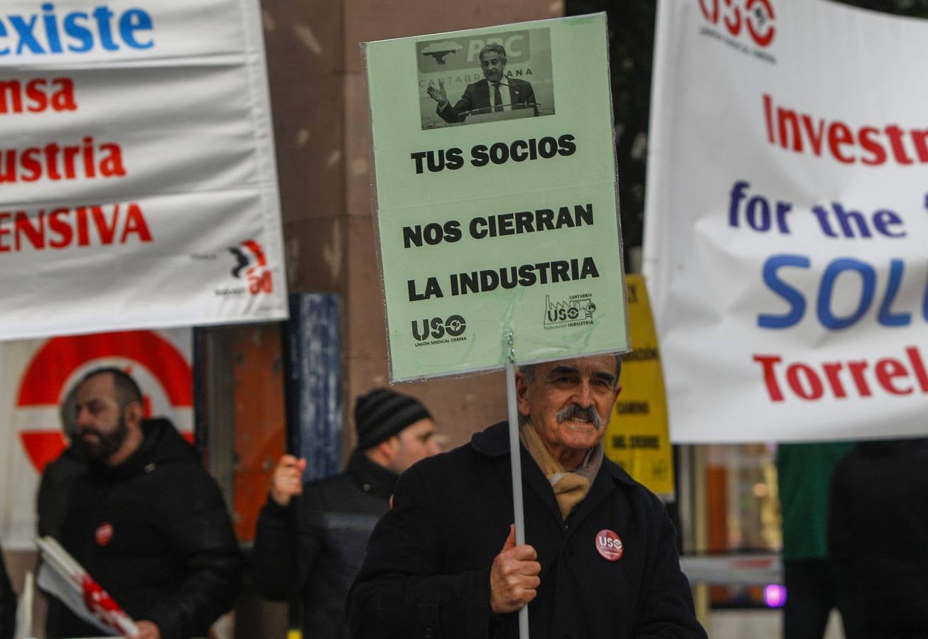 Unas 1.500 personas han desafiado este viernes al frío y la lluvia, llamadas por UGT y CCOO para manifestarse por las calles de Torrelavega para reclamar que la industria de Cantabria tenga futuro y también para apoyar a trabajadores de Sniace. 