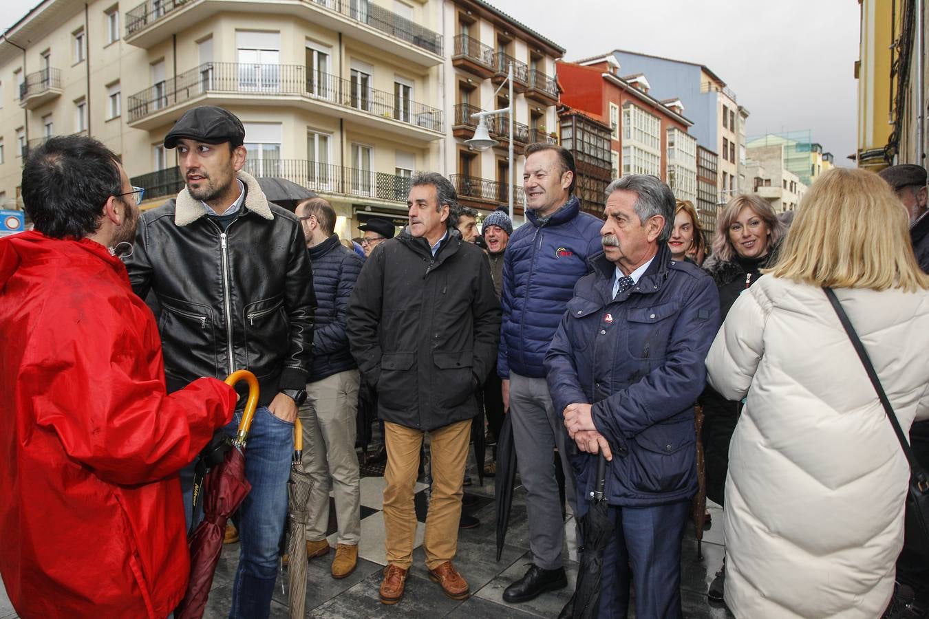 Unas 1.500 personas han desafiado este viernes al frío y la lluvia, llamadas por UGT y CCOO para manifestarse por las calles de Torrelavega para reclamar que la industria de Cantabria tenga futuro y también para apoyar a trabajadores de Sniace. 