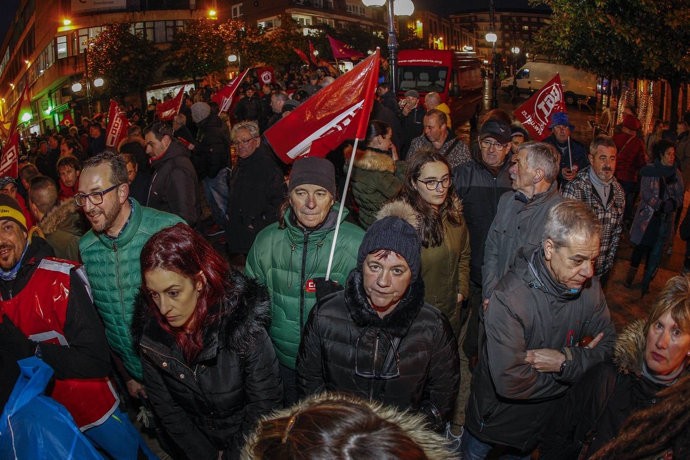 Unas 1.500 personas han desafiado este viernes al frío y la lluvia, llamadas por UGT y CCOO para manifestarse por las calles de Torrelavega para reclamar que la industria de Cantabria tenga futuro y también para apoyar a trabajadores de Sniace. 