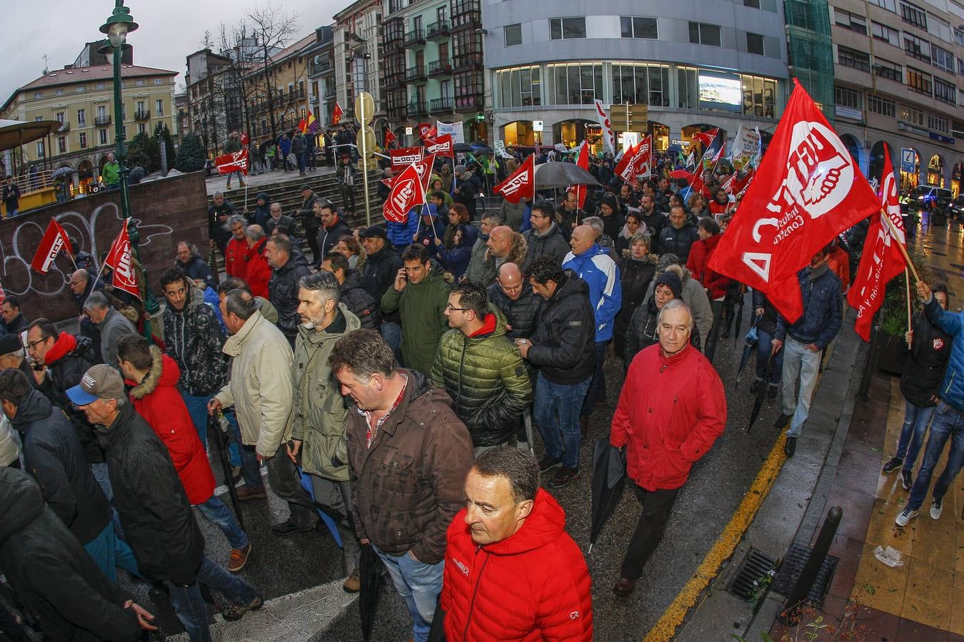 Unas 1.500 personas han desafiado este viernes al frío y la lluvia, llamadas por UGT y CCOO para manifestarse por las calles de Torrelavega para reclamar que la industria de Cantabria tenga futuro y también para apoyar a trabajadores de Sniace. 