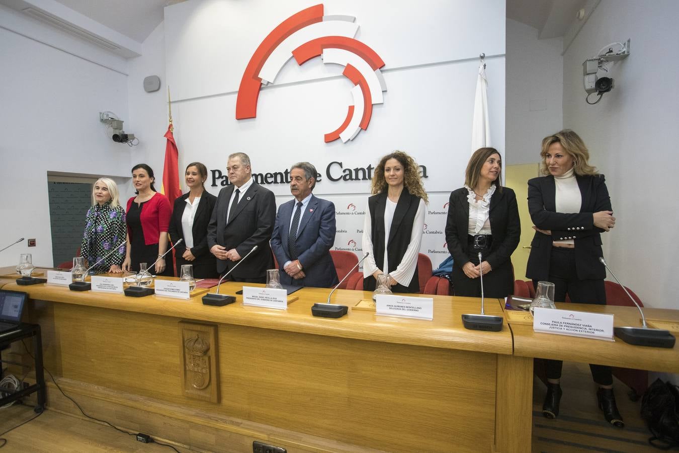 Mujeres profesionales y con cargos de responsabilidad política en distintas administraciones en Cantabria han reivindicado la igualdad real de oportunidades, que es la que «aún falta», y han defendido su derecho a decidir cómo conciliar sin ser juzgadas.Con motivo de la celebración del Día Internacional de la Mujer, la Asociación de Mujeres Empresarias de Cantabria, ADMEC, ha organizado el foro 'Avances y desafíos en la Igualdad'.Se ha celebrado en el Parlamento y ha contado con la participación del presidente regional, Miguel Ángel Revilla, y del de la Cámara, Joaquín Gómez.También han intervenido la delegada del Gobierno, Ainoa Quiñones, la alcaldesa de Santander, Gema Igual, la consejera de Presidencia, Paula Fernández Viaña, la abogada penalista Carmen Sánchez Morán, y la empresaria hostelera Teresa Monteoliva, además de Eva Fernández Cobo, presidenta de ADMEC.