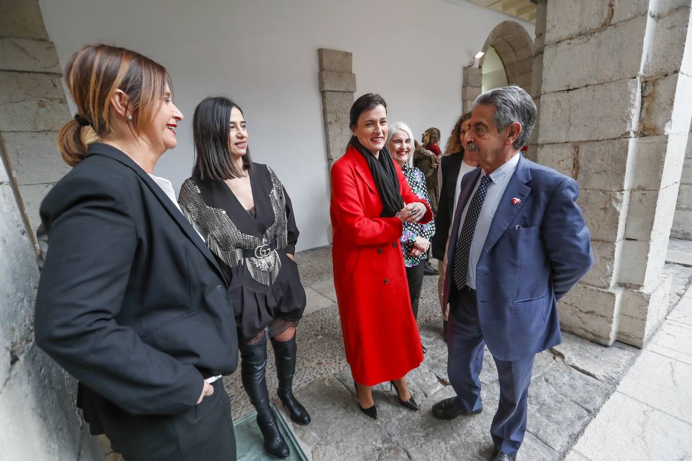 Mujeres profesionales y con cargos de responsabilidad política en distintas administraciones en Cantabria han reivindicado la igualdad real de oportunidades, que es la que «aún falta», y han defendido su derecho a decidir cómo conciliar sin ser juzgadas.Con motivo de la celebración del Día Internacional de la Mujer, la Asociación de Mujeres Empresarias de Cantabria, ADMEC, ha organizado el foro 'Avances y desafíos en la Igualdad'.Se ha celebrado en el Parlamento y ha contado con la participación del presidente regional, Miguel Ángel Revilla, y del de la Cámara, Joaquín Gómez.También han intervenido la delegada del Gobierno, Ainoa Quiñones, la alcaldesa de Santander, Gema Igual, la consejera de Presidencia, Paula Fernández Viaña, la abogada penalista Carmen Sánchez Morán, y la empresaria hostelera Teresa Monteoliva, además de Eva Fernández Cobo, presidenta de ADMEC.