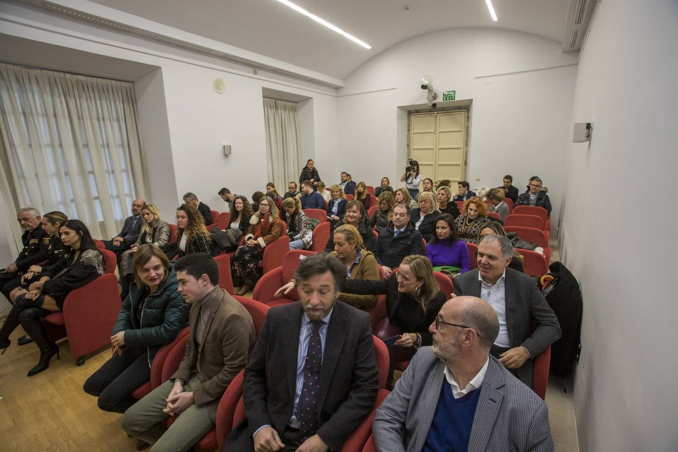 Mujeres profesionales y con cargos de responsabilidad política en distintas administraciones en Cantabria han reivindicado la igualdad real de oportunidades, que es la que «aún falta», y han defendido su derecho a decidir cómo conciliar sin ser juzgadas.Con motivo de la celebración del Día Internacional de la Mujer, la Asociación de Mujeres Empresarias de Cantabria, ADMEC, ha organizado el foro 'Avances y desafíos en la Igualdad'.Se ha celebrado en el Parlamento y ha contado con la participación del presidente regional, Miguel Ángel Revilla, y del de la Cámara, Joaquín Gómez.También han intervenido la delegada del Gobierno, Ainoa Quiñones, la alcaldesa de Santander, Gema Igual, la consejera de Presidencia, Paula Fernández Viaña, la abogada penalista Carmen Sánchez Morán, y la empresaria hostelera Teresa Monteoliva, además de Eva Fernández Cobo, presidenta de ADMEC.