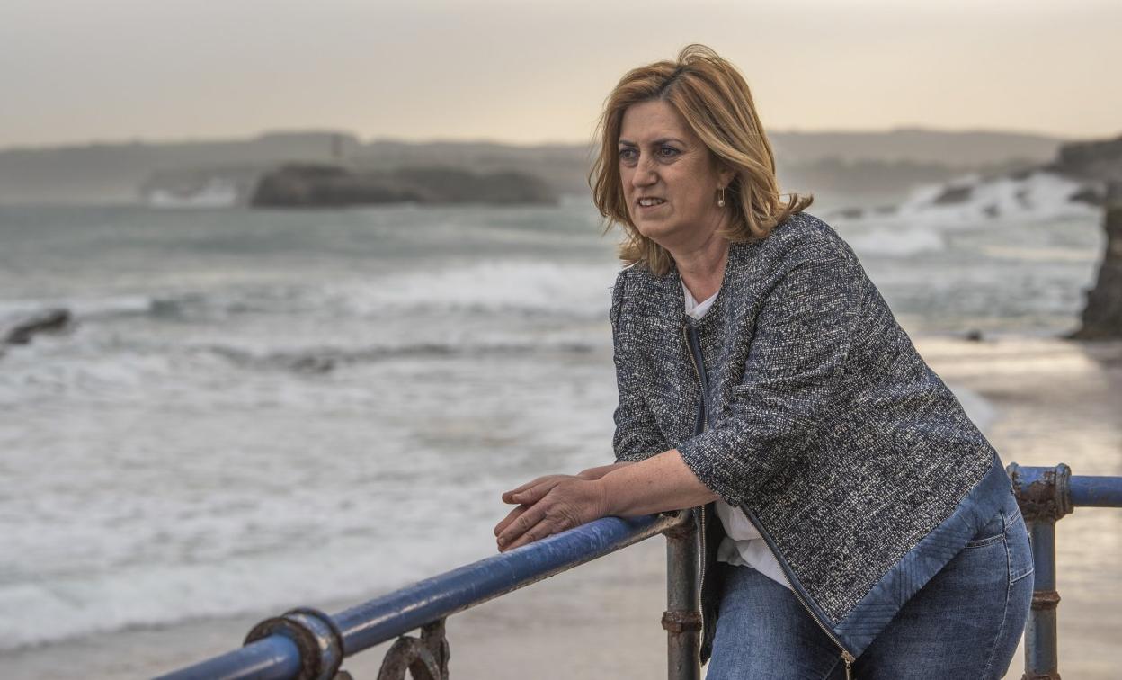 Sofía posa frente a la playa de La Concha de El Sardinero. maría gil lastra