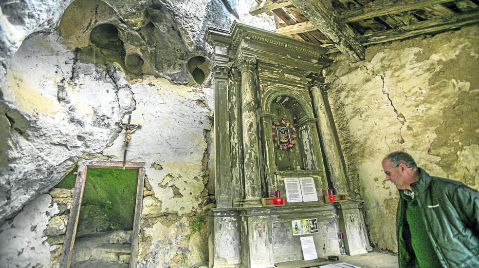 El alcalde de Arredondo, Leoncio Carrascal, durante una visita a la ermita. 