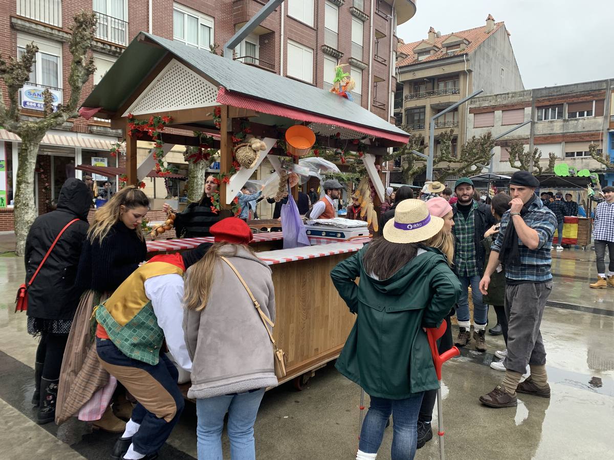 Tras un intenso mes de celebraciones, Santoña pone este sábado punto final al carnaval. Lo hace a lo grande con el multitudinario día del Trasmerano que, a pesar del mal tiempo, ha sacado a la calle a miles de vecinos y visitantes que se enfundaron el disfraz de aldeano portando unos carros en los que cocinan viandas que degustan mientras bailan y charlan. 