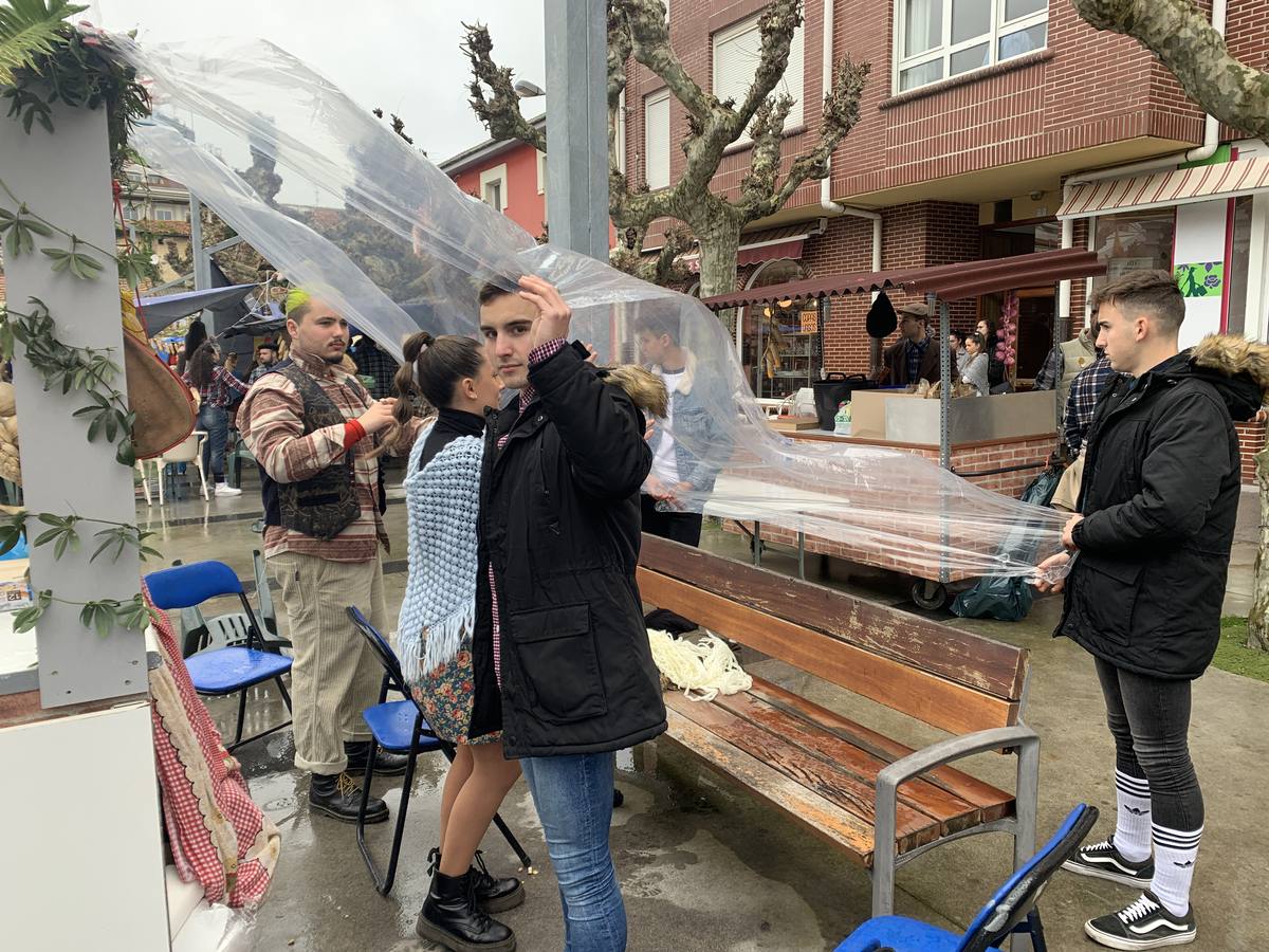 Tras un intenso mes de celebraciones, Santoña pone este sábado punto final al carnaval. Lo hace a lo grande con el multitudinario día del Trasmerano que, a pesar del mal tiempo, ha sacado a la calle a miles de vecinos y visitantes que se enfundaron el disfraz de aldeano portando unos carros en los que cocinan viandas que degustan mientras bailan y charlan. 