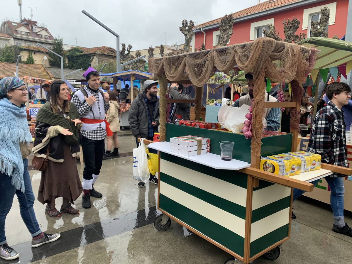 Tras un intenso mes de celebraciones, Santoña pone este sábado punto final al carnaval. Lo hace a lo grande con el multitudinario día del Trasmerano que, a pesar del mal tiempo, ha sacado a la calle a miles de vecinos y visitantes que se enfundaron el disfraz de aldeano portando unos carros en los que cocinan viandas que degustan mientras bailan y charlan. 