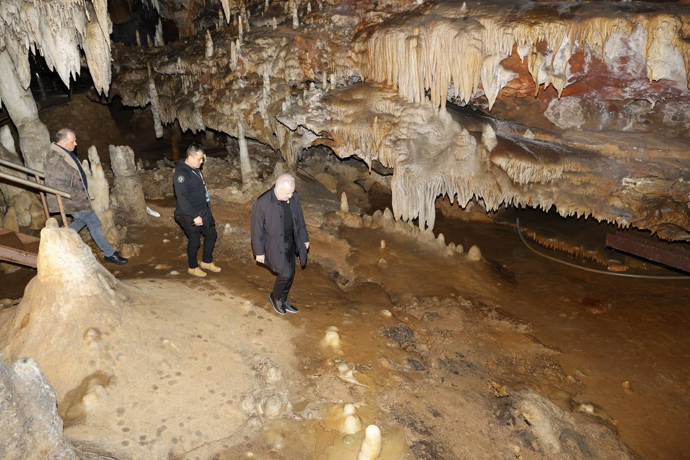 Víctor Manuel, historia de la canción de autor en este país, hizo anoche partícipes a los cántabros de su gira 'El gusto es mío' en un escenario de lujo: la cueva de El Soplao. En el escenario natural, que no deja de impresionar a los intérpretes que hasta ahora han actuado y al aforo de 300 personas, se escucharon algunos de los temas más populares del veterano músico asturiano y uno de los cantautores más representativos de la Transición española. El próximo en actuar en El Soplao, el próximo 3 de abril será otro mítico de La Movida, Juan Perro, líder de Radio Futura, que llegará con su nuevo trabajo 'El viaje'.