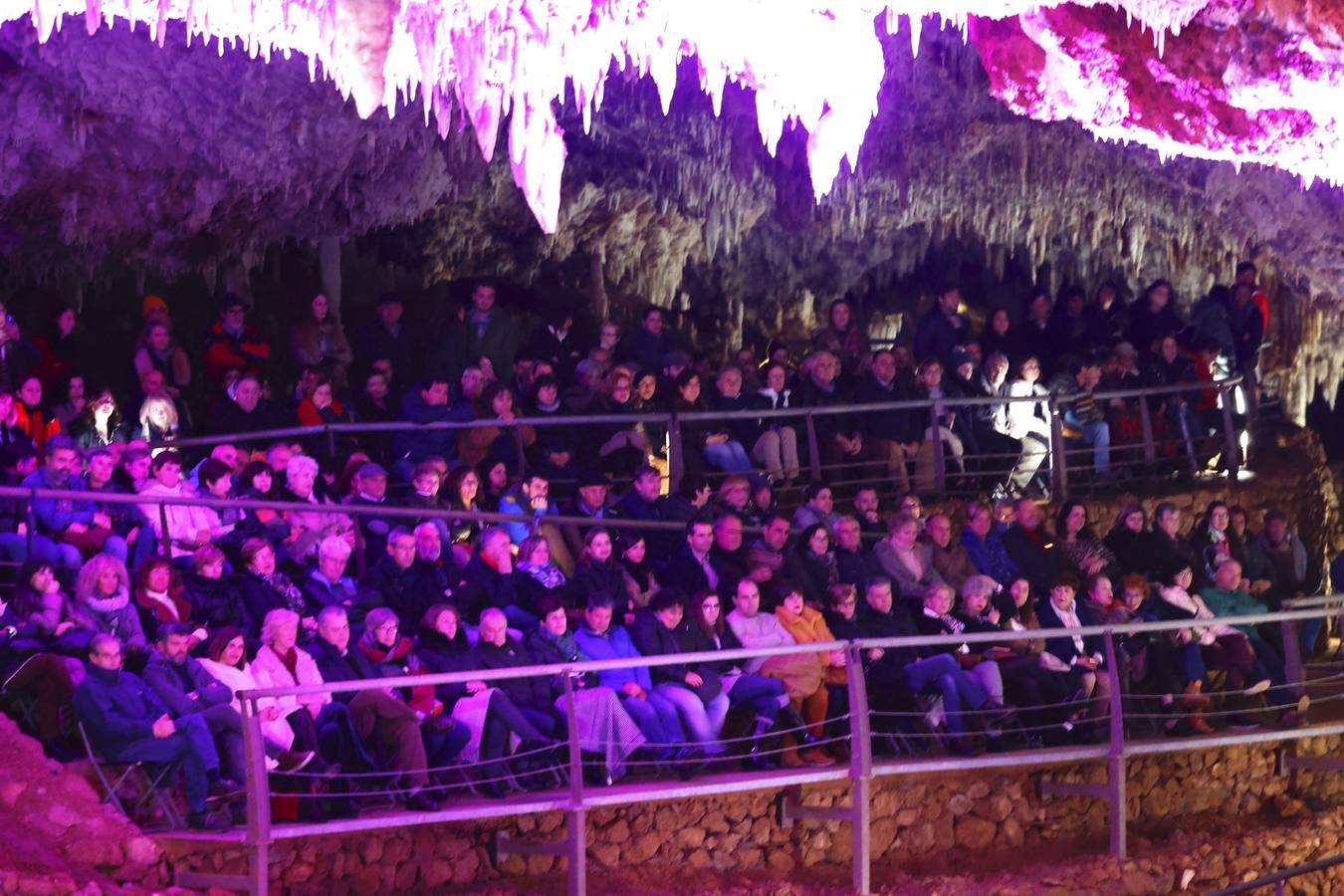 Víctor Manuel, historia de la canción de autor en este país, hizo anoche partícipes a los cántabros de su gira 'El gusto es mío' en un escenario de lujo: la cueva de El Soplao. En el escenario natural, que no deja de impresionar a los intérpretes que hasta ahora han actuado y al aforo de 300 personas, se escucharon algunos de los temas más populares del veterano músico asturiano y uno de los cantautores más representativos de la Transición española. El próximo en actuar en El Soplao, el próximo 3 de abril será otro mítico de La Movida, Juan Perro, líder de Radio Futura, que llegará con su nuevo trabajo 'El viaje'.