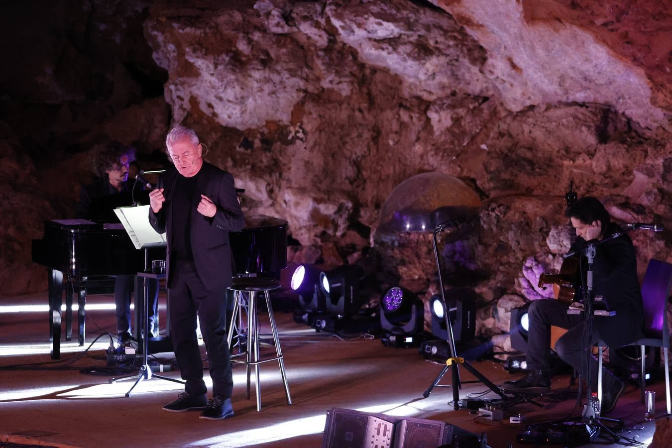 Víctor Manuel, historia de la canción de autor en este país, hizo anoche partícipes a los cántabros de su gira 'El gusto es mío' en un escenario de lujo: la cueva de El Soplao. En el escenario natural, que no deja de impresionar a los intérpretes que hasta ahora han actuado y al aforo de 300 personas, se escucharon algunos de los temas más populares del veterano músico asturiano y uno de los cantautores más representativos de la Transición española. El próximo en actuar en El Soplao, el próximo 3 de abril será otro mítico de La Movida, Juan Perro, líder de Radio Futura, que llegará con su nuevo trabajo 'El viaje'.