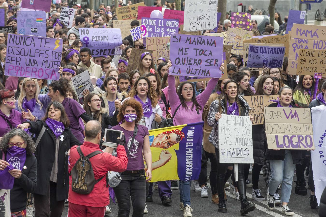 Miles de personas han participado este domingo, Día Internacional de la Mujer, en la manifestación convocada por la Comisión 8M en Santander para reivindicar la igualdad y los derechos de las mujeres.