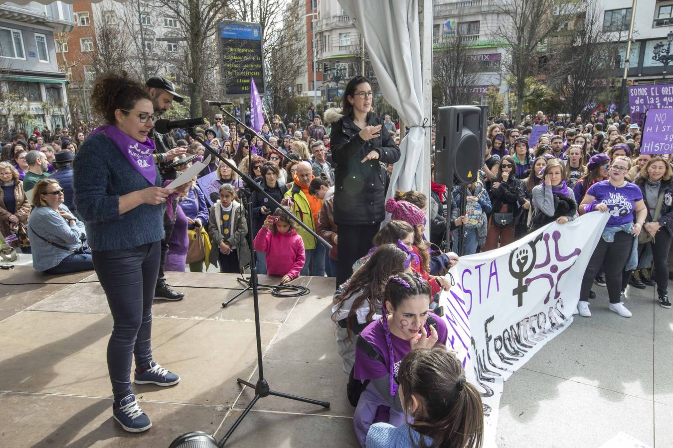 Miles de personas han participado este domingo, Día Internacional de la Mujer, en la manifestación convocada por la Comisión 8M en Santander para reivindicar la igualdad y los derechos de las mujeres.