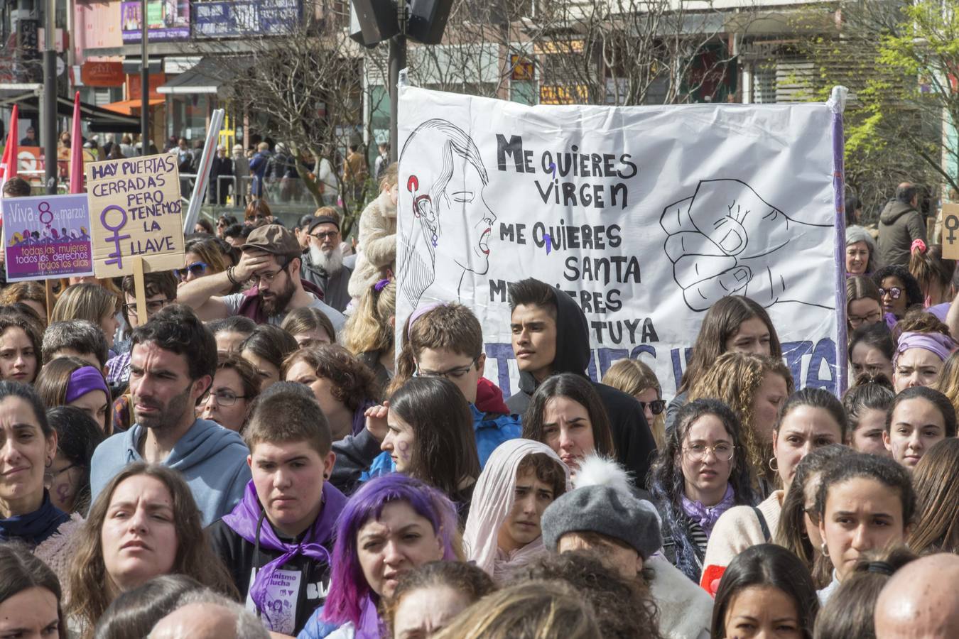 Miles de personas han participado este domingo, Día Internacional de la Mujer, en la manifestación convocada por la Comisión 8M en Santander para reivindicar la igualdad y los derechos de las mujeres.