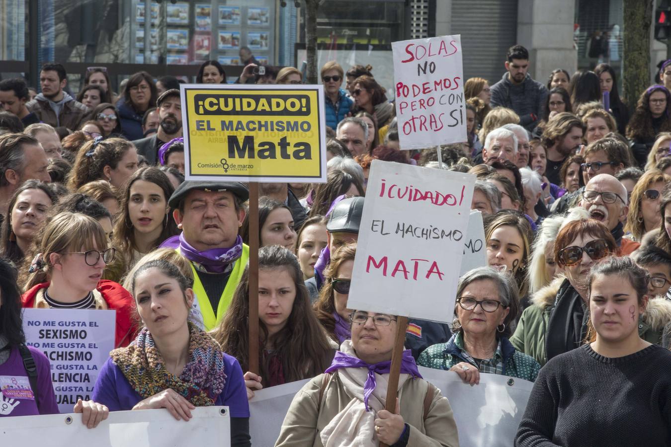 Miles de personas han participado este domingo, Día Internacional de la Mujer, en la manifestación convocada por la Comisión 8M en Santander para reivindicar la igualdad y los derechos de las mujeres.