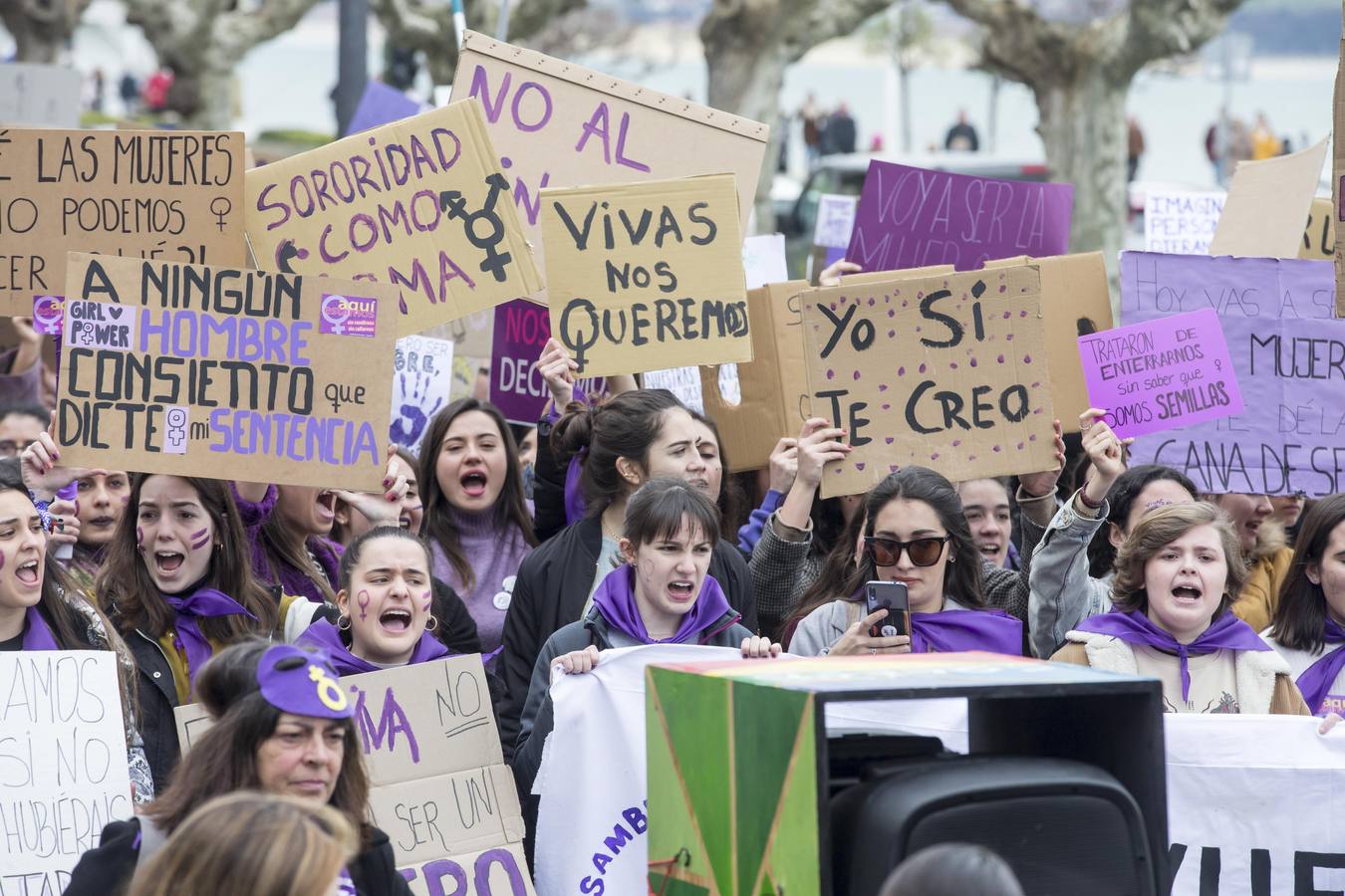 Miles de personas han participado este domingo, Día Internacional de la Mujer, en la manifestación convocada por la Comisión 8M en Santander para reivindicar la igualdad y los derechos de las mujeres.