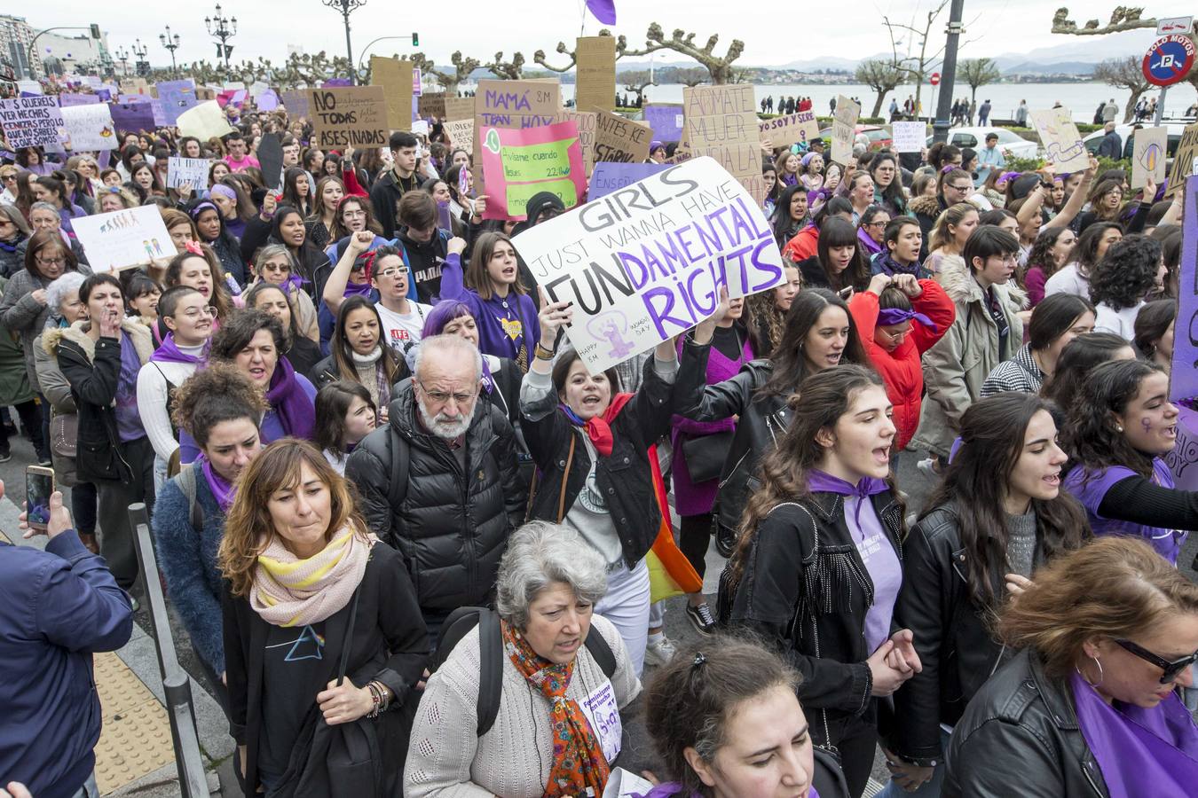 Miles de personas han participado este domingo, Día Internacional de la Mujer, en la manifestación convocada por la Comisión 8M en Santander para reivindicar la igualdad y los derechos de las mujeres.