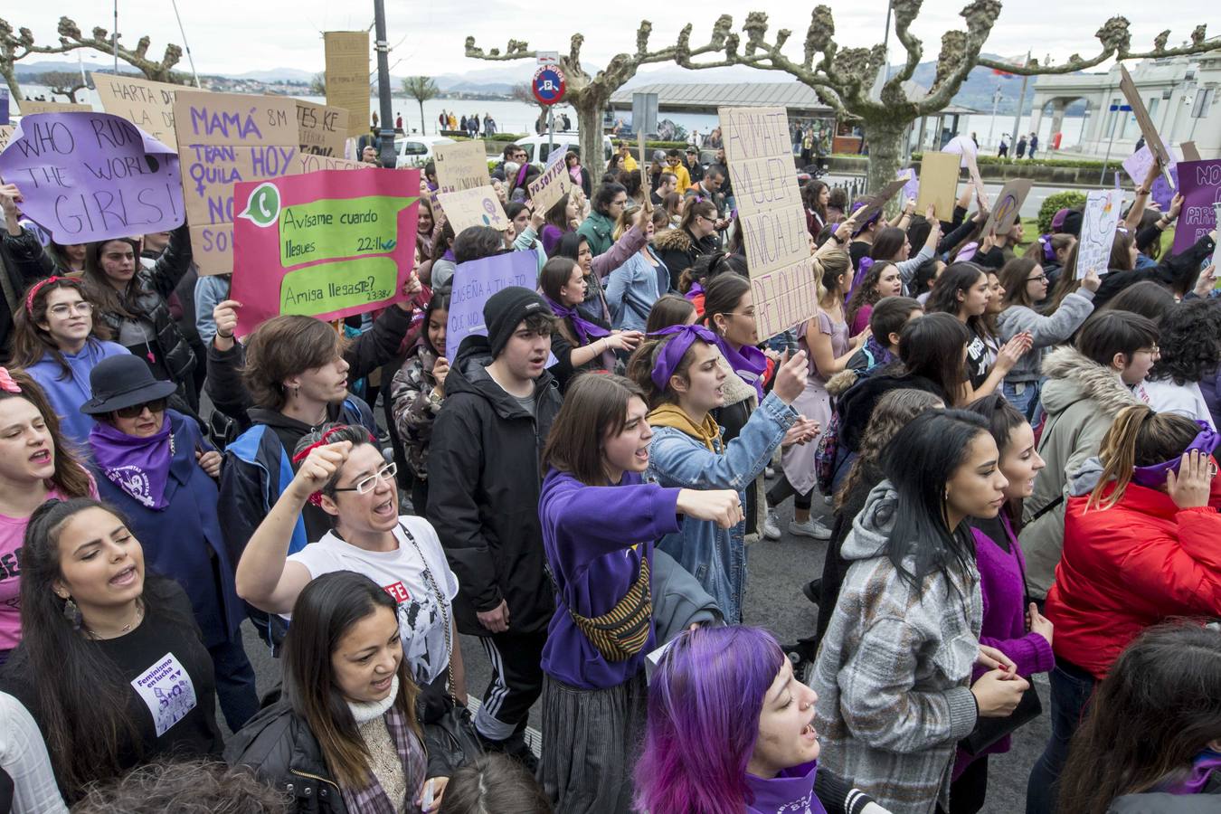 Miles de personas han participado este domingo, Día Internacional de la Mujer, en la manifestación convocada por la Comisión 8M en Santander para reivindicar la igualdad y los derechos de las mujeres.