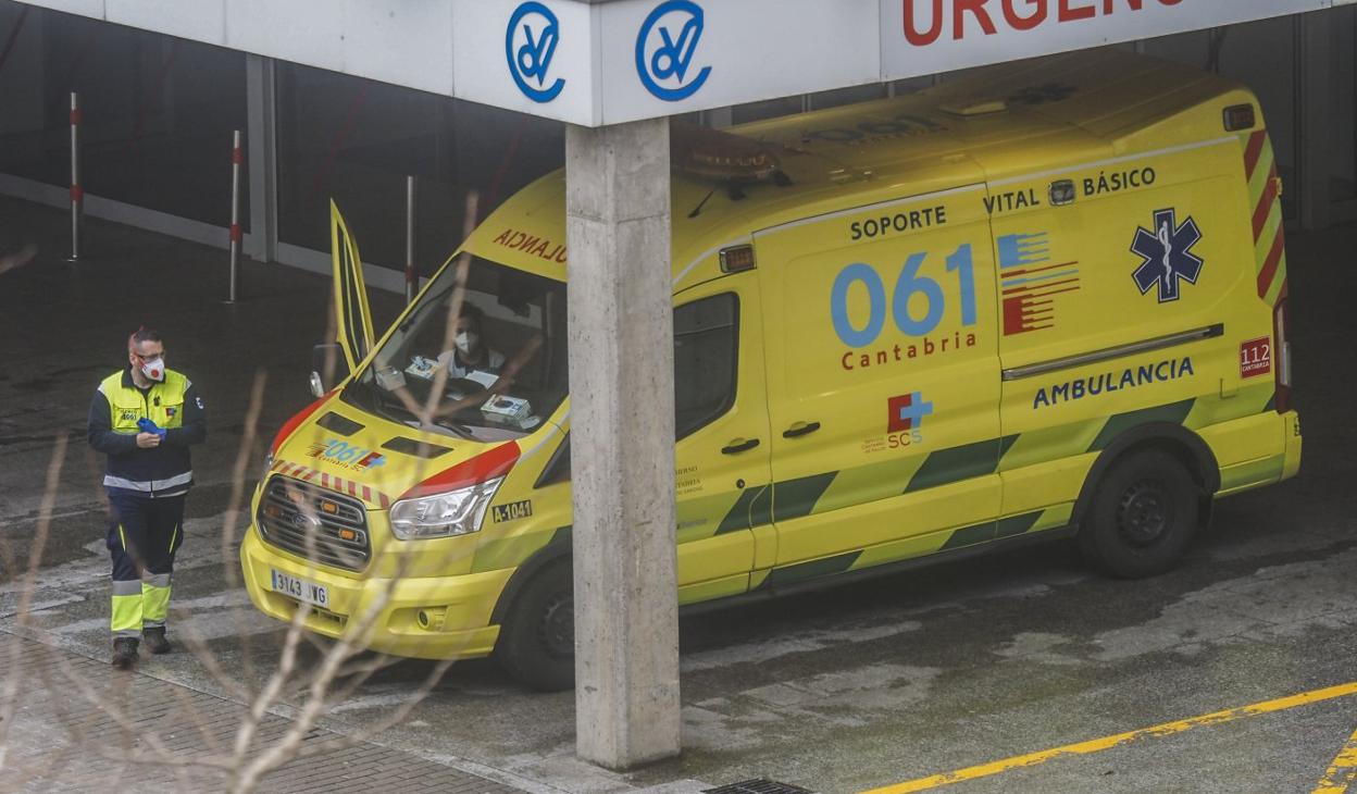 Los técnicos sanitarios encargados del traslado del primer caso sospechoso de coronavirus en Cantabria, a su llegada a Valdecilla. sane